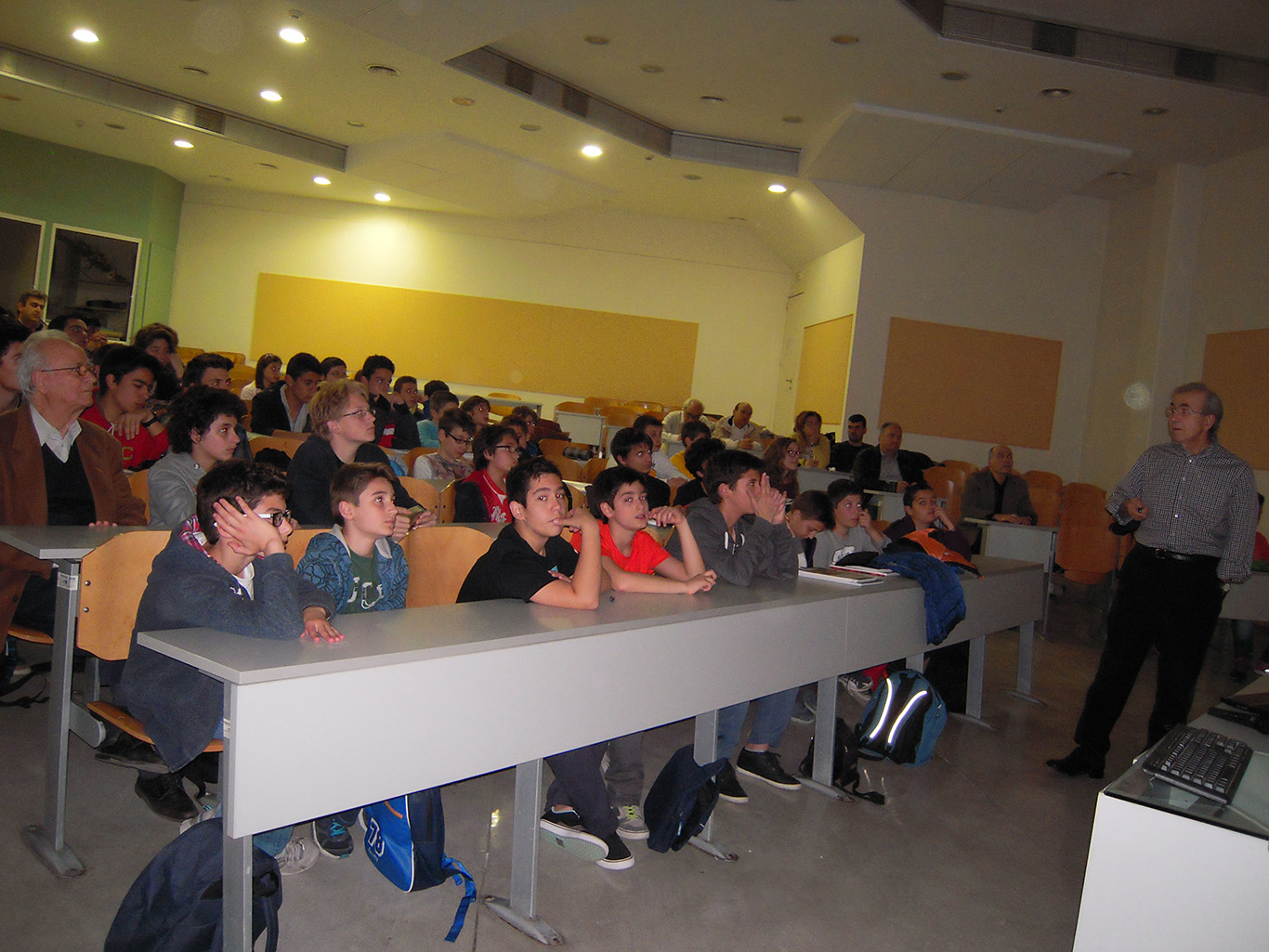 Ο Καθ. Απόστολος Δ. Παναγιώτου μιλάει στη Σχολή Αστρονομίας